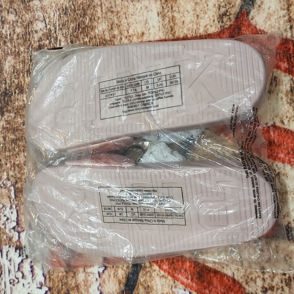 NWT Victoria Secrets sandals - Picture 4 of 6